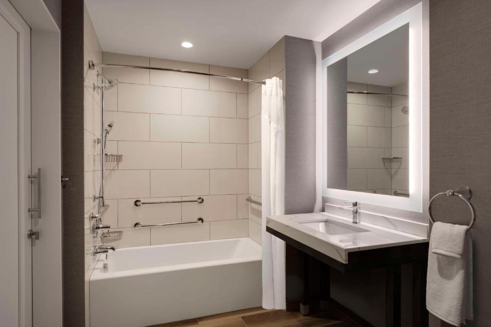 King Room with Accessible Tub interior